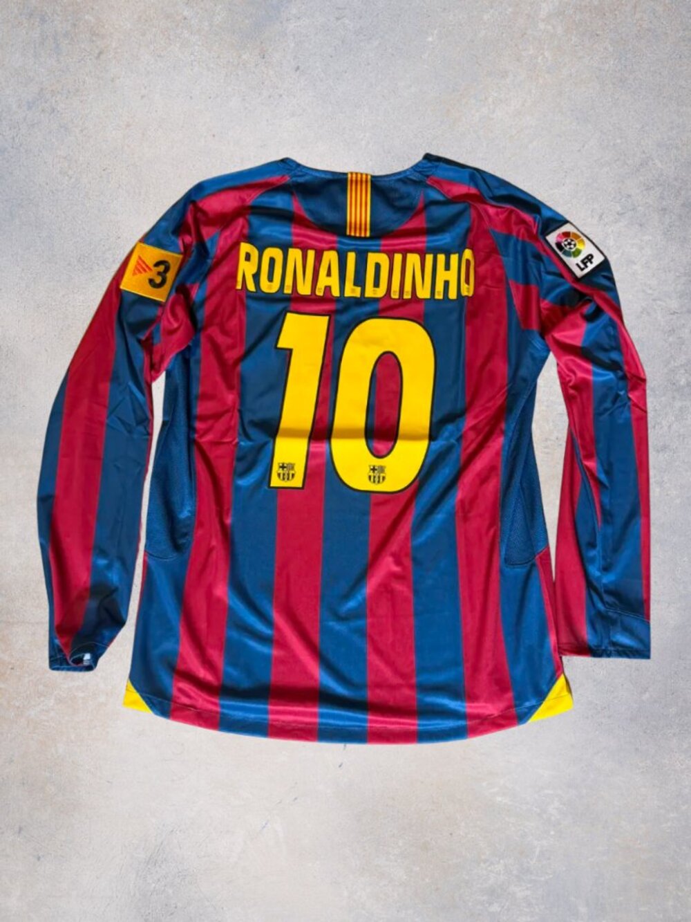 Nike FC Barcelona 2005/06 Ronaldinho #10 Home Jersey Size M